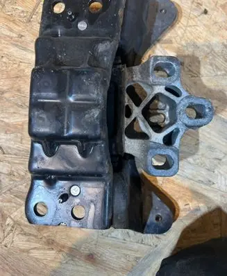 Volkswagen PASSAT B8 Engine mount bracket 5Q0199555T