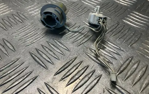 Toyota Avensis T270 Tail light bulb cover holder
