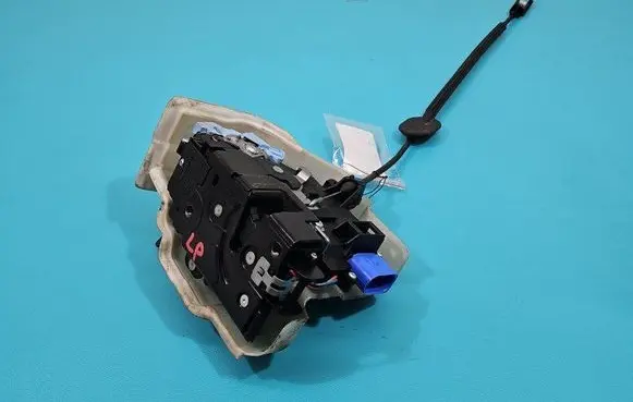 Volkswagen Golf Plus Front door lock 3D1837015AB IMPRK1501413