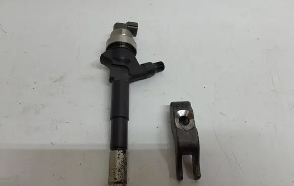 Opel Astra J Fuel injector 55567729