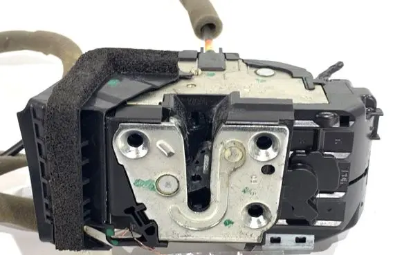 Nissan Qashqai Front door lock 