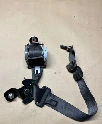 Middle seatbelt (rear)