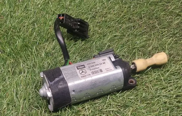 Mercedes-Benz E W211 Steering column adjust motor A2205400288 404476