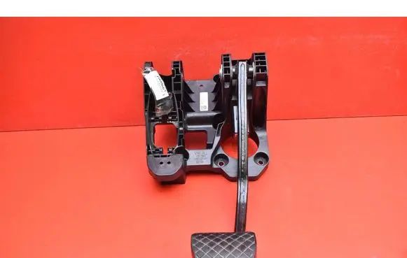 Accelerator throttle pedal