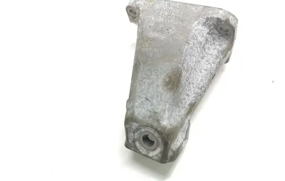 Engine mounting bracket