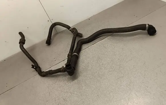 Engine coolant pipe/hose