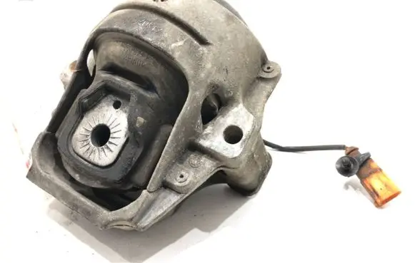 Engine mount vacuum valve