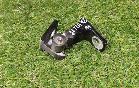 Volkswagen Jetta VI Front door upper hinge 8K0831401H