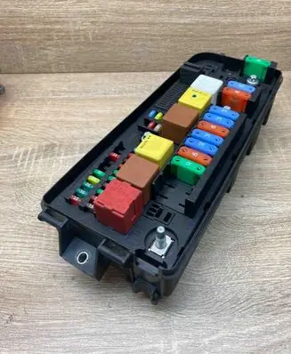Opel Vectra C Fuse module 13205795 519174007