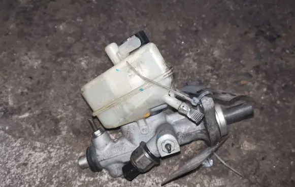 Mercedes-Benz C W203 Master brake cylinder
