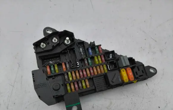 BMW 5 E60 E61 Fuse module 6906603