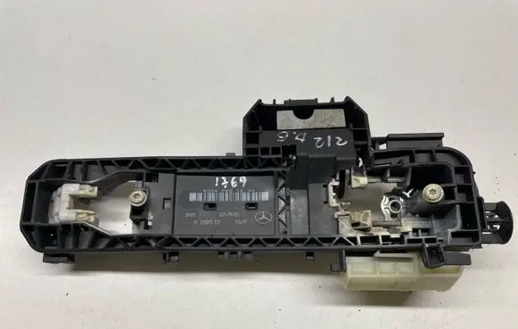 Rear door exterior handle/bracket