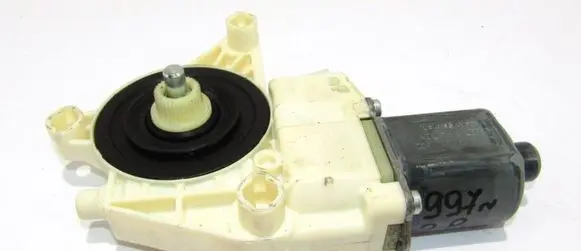 Mercedes-Benz C W204 Front door window regulator motor 0130822502