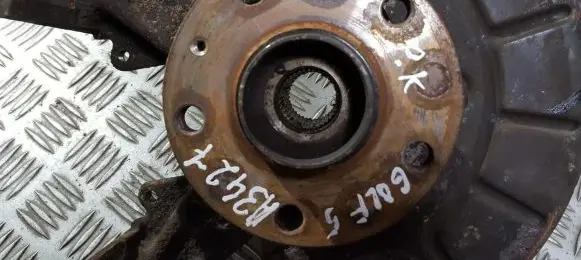 Volkswagen Golf V Front wheel hub