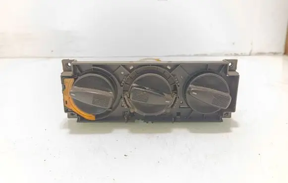 Volkswagen Golf III Climate control unit 1H0820045