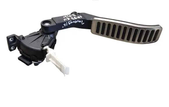 Volkswagen Touareg II Accelerator throttle pedal 7L0723507D 6PV00802624