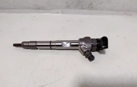 Volkswagen PASSAT B8 Fuel injector 05L130277E 0445110835