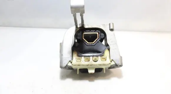 Engine mount vacuum valve