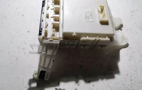 Toyota Auris 150 Fuse module 8273002150A