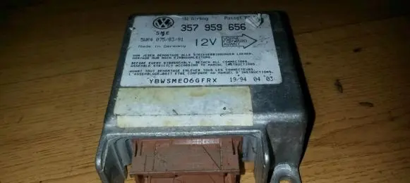 Volkswagen PASSAT B4 Airbag control unit/module 357959656 5WK4075