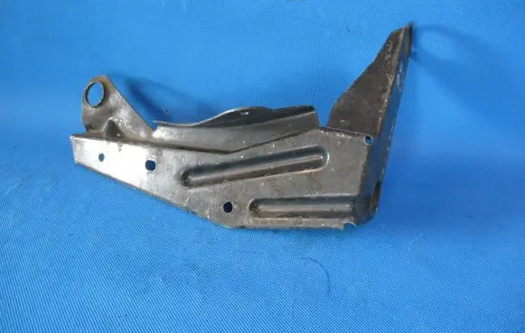 Audi A4 S4 B7 8E 8H Intercooler pipe mounting bracket 8E0145813G