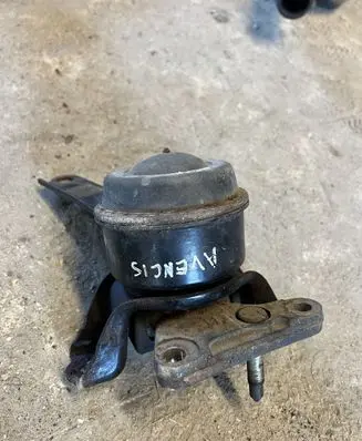 Toyota Avensis T220 Engine mount bracket