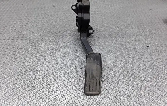 Subaru Legacy Accelerator throttle pedal 1988007120