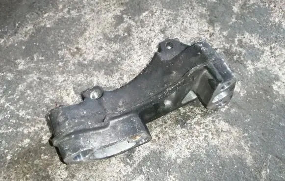 Peugeot 407 Engine mounting bracket 9645382380