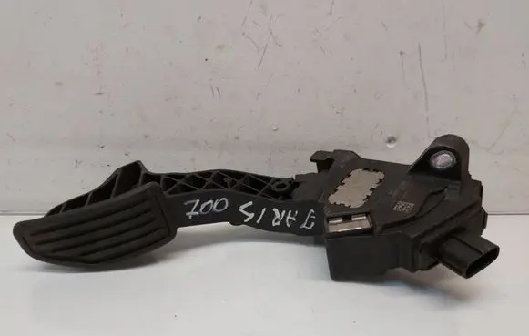 Toyota Yaris Accelerator throttle pedal 781100D110