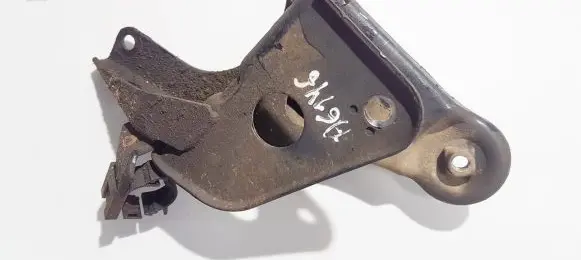 Nissan Primera Engine mounting bracket