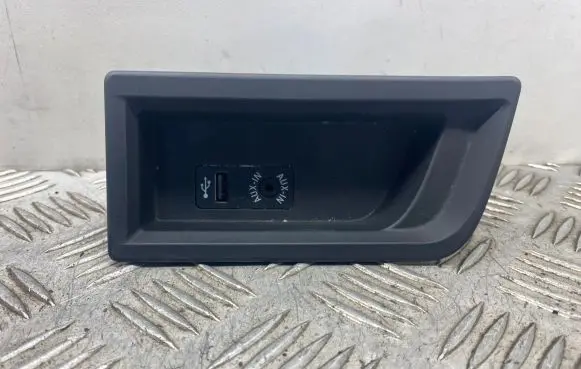 BMW 3 F30 F35 F31 AUX in-socket connector 9207358 51169207358