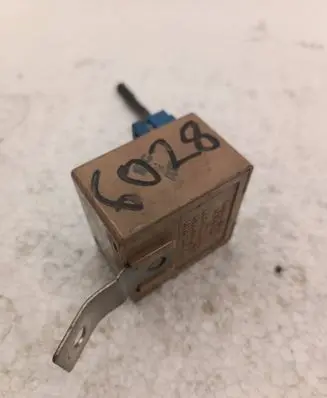 Mitsubishi Pajero Sport I Oil pressure relay 0680005270