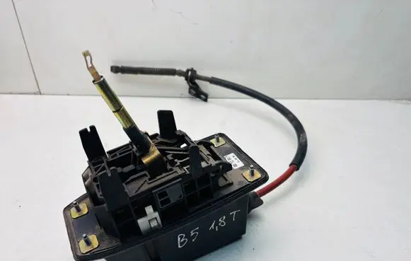 Volkswagen PASSAT B5 Gear shifter/selector 4B0713041F