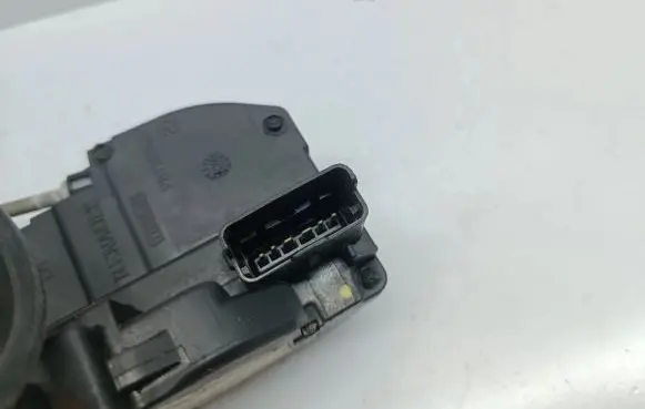 Nissan Note (E11) Front door lock 20T09