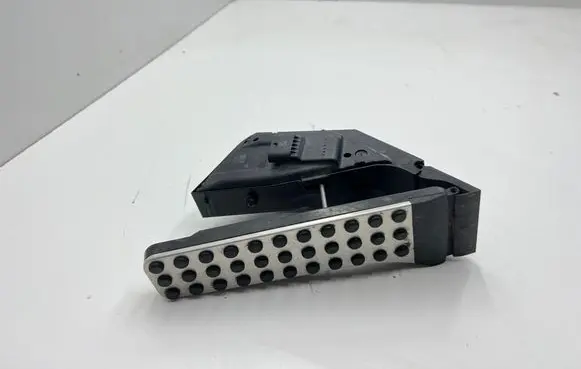Accelerator throttle pedal