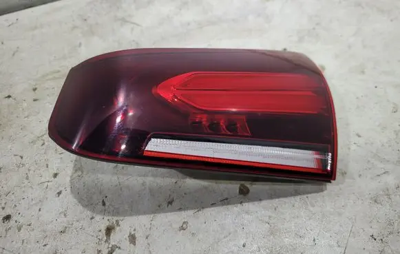 Tailgate rear/tail lights