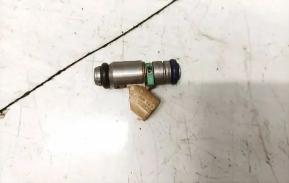 Volkswagen Golf V Fuel injector 036031ac