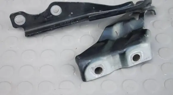 Engine bonnet/hood hinges