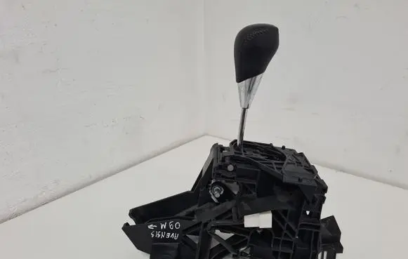 Toyota Avensis T270 Gear shifter/selector 75C584LH