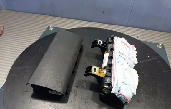 Ford Galaxy Knee airbag 