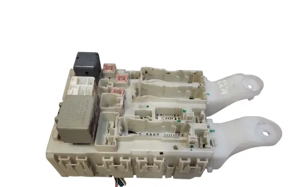 Toyota Auris 150 Fuse module 8273002140A 7A120092 74700210