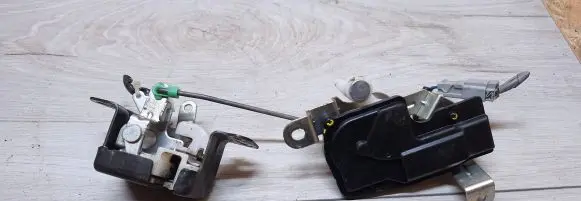 Skoda Octavia Mk2 (1Z) Tailgate window lock/catch/latch 060511