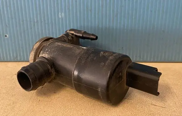 Peugeot 2008 I Windscreen/windshield washer pump 9825894180