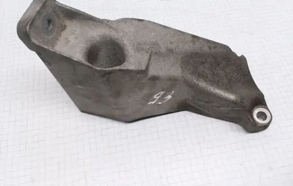 Volkswagen PASSAT B5.5 Engine mounting bracket 8D0199307P