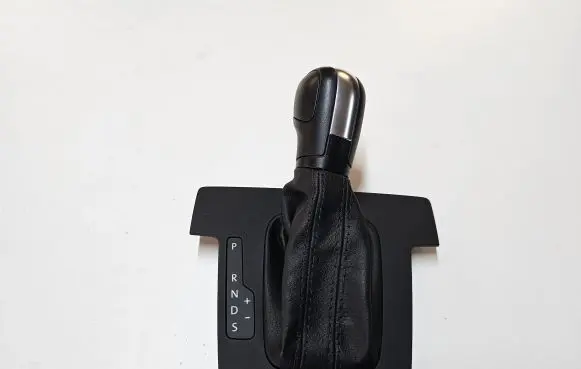 Volkswagen PASSAT B7 USA Gear lever shifter trim leather/knob 561713203