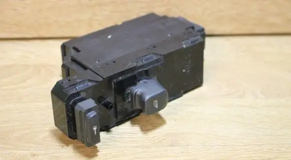 Volvo V70 Electric window control switch 8682950