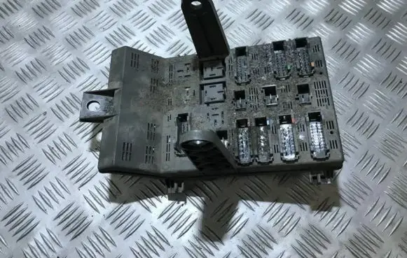 Renault Laguna I Fuse box set 77004227844 77004227844a