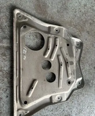 BMW X5M F85 Engine splash shield/under tray 6853815 0817