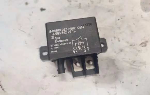 Mercedes-Benz C W204 Other relay A0035422619 V23132A2001X27