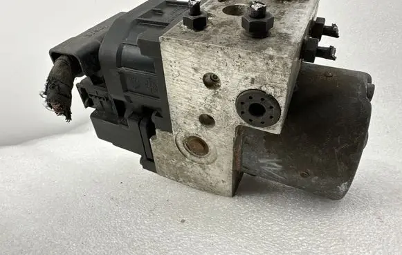 Volkswagen PASSAT B5 ABS Pump 8E0614111AB